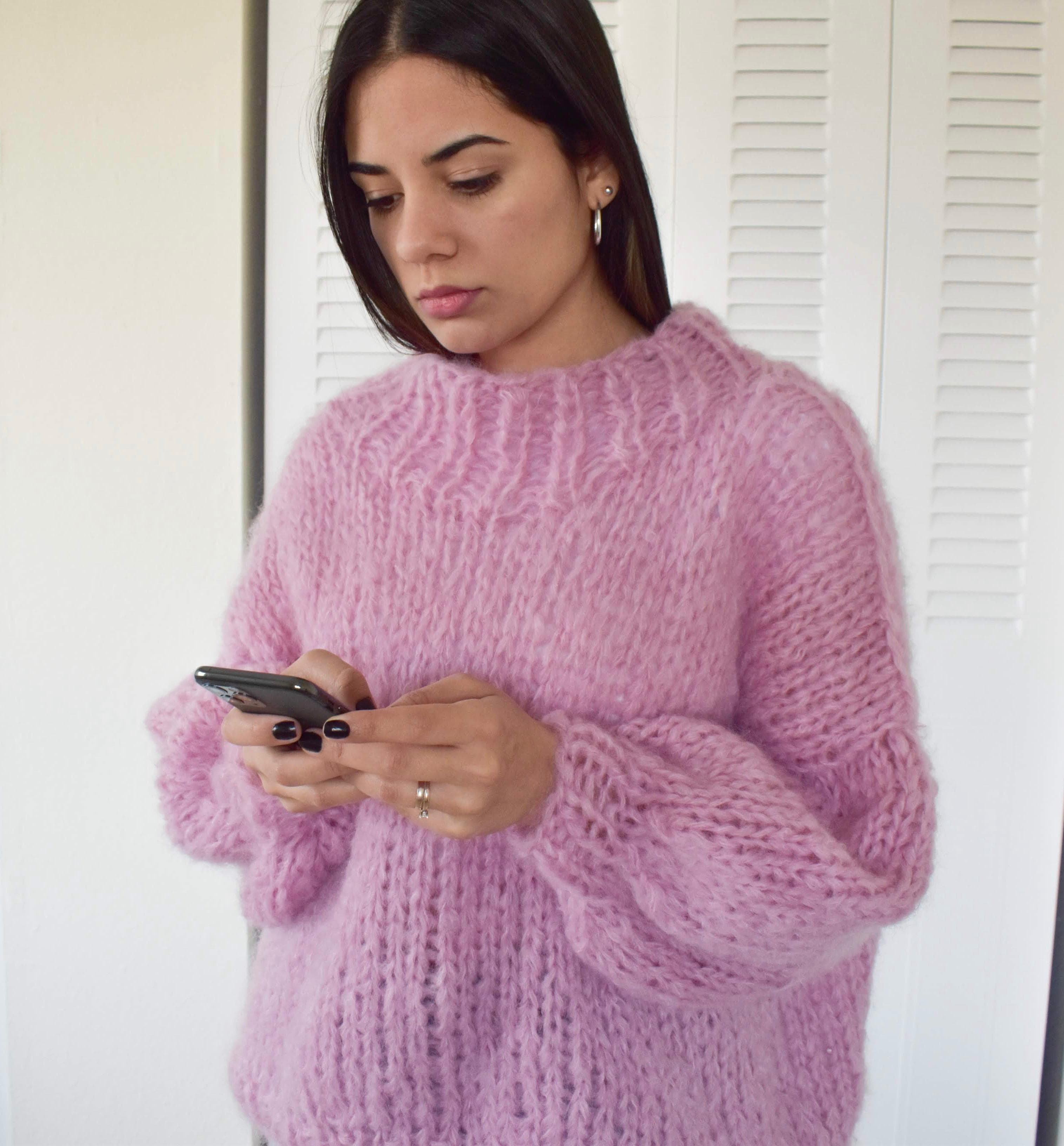 Alumna tejiendo su primer suéter