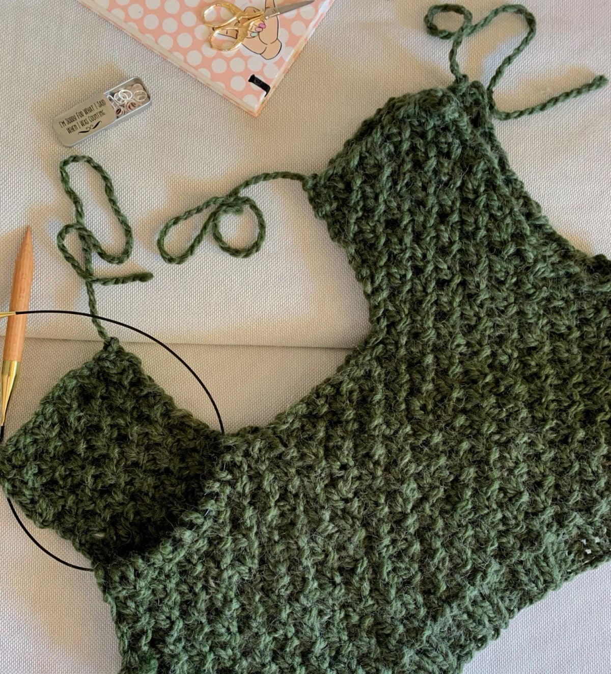 Tejido y agujas sobre la mesa